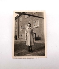 Foto - Junge Frau - Mädchen - Ohne Uniform - Kleid - Wohnblock - 2. Weltkrieg