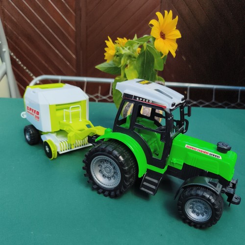 Traktor mit strohpresse und - traktor,