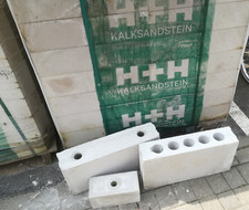 Kalksandsteine der Fa. H + H auf Originalpaletten für Trennwände