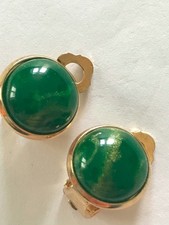 Ohrclips / Cabochon dunkelgrünes Glas mit einer kleinen Beimischung von Goldstau