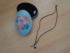 Orig. FOSSIL Kette mit  3  hübschen Anhängern - Original-Geschenkdose