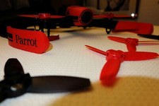 Parrot Bepob 1, Drohne, rot mit Zubehör und 3 Akkus, für Handy oder Sender 