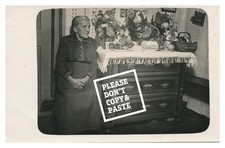 Alte Postkarte – Foto Oma vor einer Kommode, ungelaufen