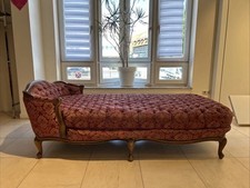 Chaiselounge in Bordeaux und Blumenelementen mit passendem Topper