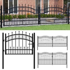 Zauntor mit Speerspitzen