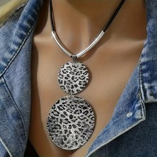 Modisch aktueller Halsschmuck im Leopardenlook. Groß und auffällig !!! Afrika