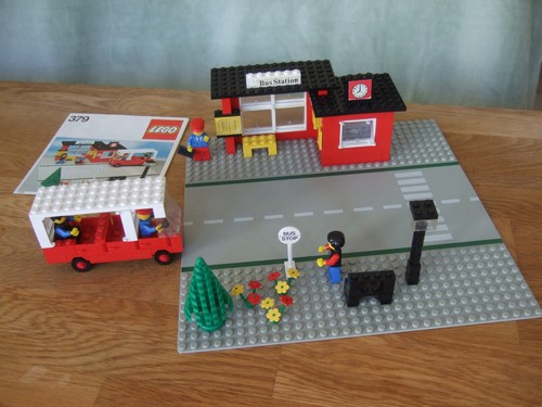 Lego classic 379 bus station - bus,