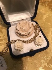 Mystische Rosen Schnitzerei