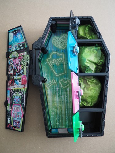 Schrank mit outfits von - 2,