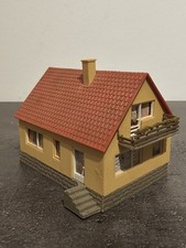 Modell DDR-Einfamilienhaus für H0-Eisenbahnplatte
