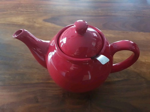 Teekanne rot mit sieb und - teekanne,