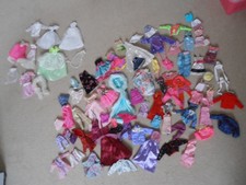 Barbie Puppen Bekleidung  Kleider Konvolut 81 Teile + diverse Kleidung dazu