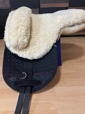 Unbenutzter lammfellsattel von - unbenutzter,
