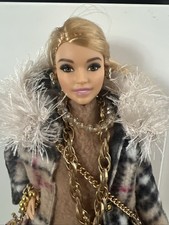Barbie Puppe mit Kleidung und