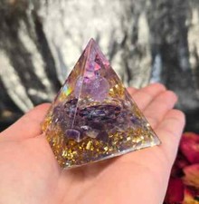 Pyramide aus Amethysten