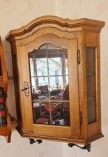 Ältere Hängevitrine