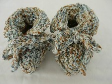 Selbstgestrickte Babyschuhe für den Sommer