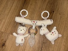 Babywagen / Maxicosi Mobile Beige Bär Esel Fehn Rassel Rassel