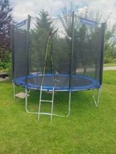 Ich Verkaufe ein fast neuwertigs  Trampolin. Gekauft im April. Maße Sind 3,50 .