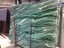 Grüne Tischplatte Fensterbank