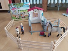 Schleich Horse Club 42369 Pferdebox mit Arabern und Pferdepflegerin, sehr gut