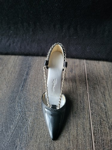 Just the right shoe road - shoe,