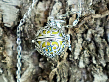 Filigraner, silberfarbener ENGELSRUFER 1 Klangkugel + 3 Kugeln f. Duftöl/Parfum