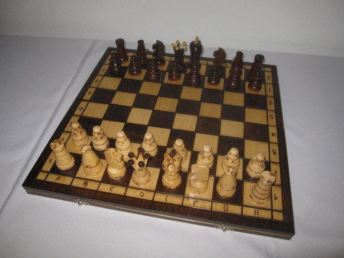 Schachfiguren aus holz - aus, in