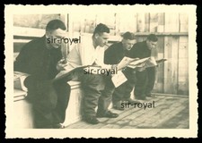 Dessau - Wehrmacht oder RAD liest Zeitung auf Latrine - WK2 Foto 10x7cm