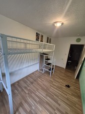 Hochbett mit Integriertem Schreibtisch und Treppe