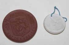 MEISSEN - 2 Porzellan Medaillen u.a. Nebra Rat des Kreises