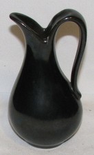 Vase - Schwarzer Tonkrug mit großem Henkel