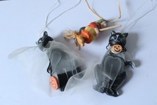 2 schwarze Katzen + Hexe