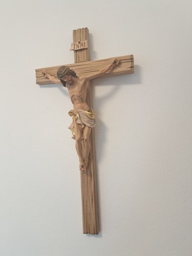 Wandkreuz mit geschnitzter