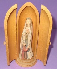 Holzschnitzkunst geschnitzte Madonna von Lourdes mit Betende in Nische  -629-