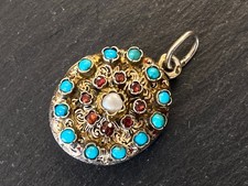ANTIKES BIEDERMEIER MEDAILLON AUS SILBER VERGOLDET MIT TÜRKIS UND RUBIN