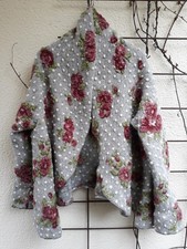 Graue Strickjacke mit buntem Blumenmuster und weißen Punkten Größe L/XL