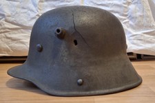 Stahlhelm M16 mit Splittertreffer, gefunden Ende der 20'er Jahre bei Trient