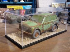 Lada Niva 1600 Bj.1977 - Scheunenfund Modell im Maßstab 1:24 - inkl.Vitrine
