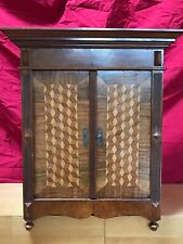 Sehr schöner und gut erhaltener antiker Hängeschrank mit Intarsien