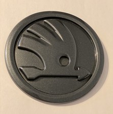 Original Skoda KODIAQ Logo/Emblem 100mm Quarz Grau LF7Y