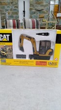 Norscot 55085 Caterpillar CAT 302.5 Mini Bagger mit 3 Anbauteilen. M1:32 in OVP!
