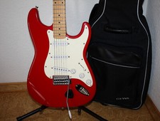 E - Gitarre Squire by Fender Strat in Rot mit Tasche Gigbag und Ständer