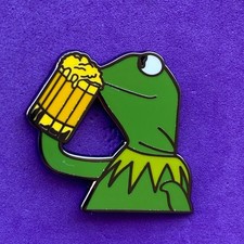 Pin, Badge, Anstecker, Muppet Show, Kermit der Frosch trinkt Bier