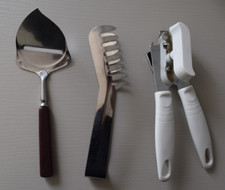 3 Küchenhelfer Dosenöffner, Spaghetti-Zange, Käsehobel, gebraucht