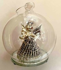 Glaskugel mit Engel ,ca. 10 x 11 cm , mit Farbwechsel und Timer ,in Geschenkbox,