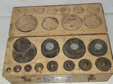 12  Gewichte im Kasten aus