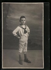 Foto-AK Kleiner Bengel im Matrosenkostüm vor einer tropischen Studiokulisse 