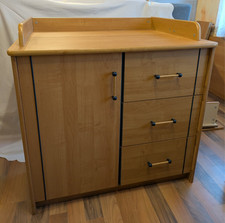 Wickelkommode, Erle-Nachbildung, mit blauen Verzierungen