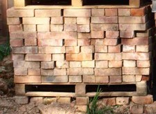 Ziegelsteine, alte weichgebrannte, ehemals mit Lehm vermauerte, Preis für 10 St.